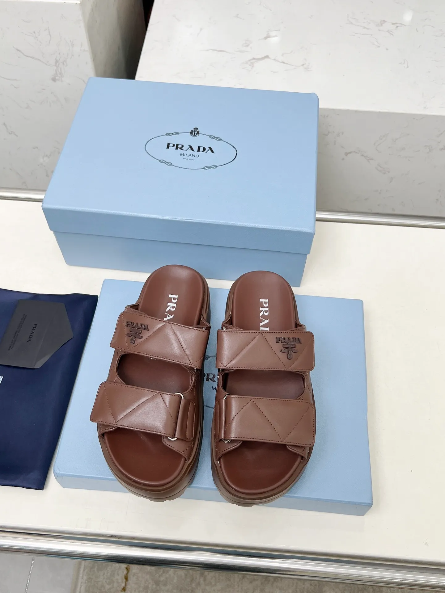 👟👟Ex-factory price 500👟👟 🌸Prada 2025 spring and summer new slippers 💫Velcro sandals The latest catwalk model, classic upgrades, comfort and fashionability coexist. Every color combination looks good, and the design matches different style needs ✅Upper: original customized cowhide ✅Inner lining: original customized sheepskin lining, cowhide feet ✅Outsole: Original molded anti-slip outsole ✅Number of codes: 35-40 (41 customized, non-refundable and non-exchangeable)